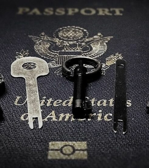 Why-Travelers-and-Civilians-Should-Carry-Handcuff-Keys-detcadeR-1